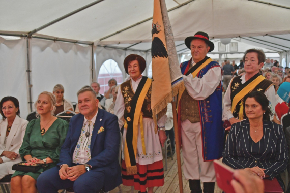 Przekazanie sztandaru podczas jubileuszu 80-lecia Muzeum